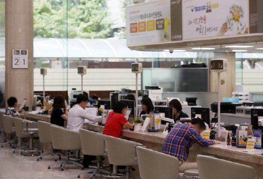 시중 은행에서 대출상담을 받고 있는 고객들.    연합뉴스